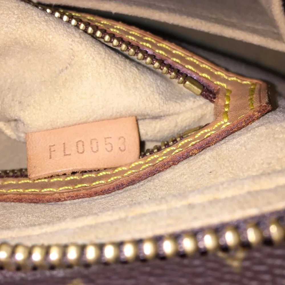 Louis Vuitton Monogram Canvas Shoulder Bag with Natural Vachetta Handle